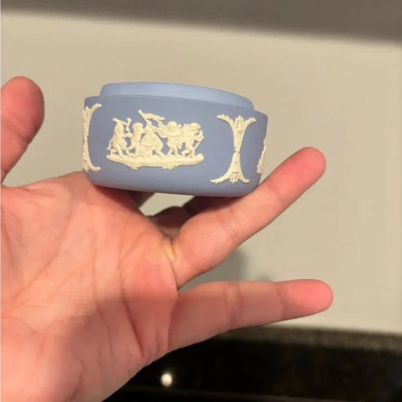 Small Lidded Blue Jasperware Trinket Dish - Picture 6 of 9